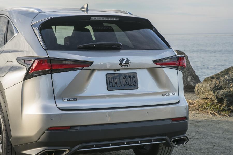 Детали экстерьера Lexus NX300 F-Sport 2017 года  (NA) (фото 16 из 41)